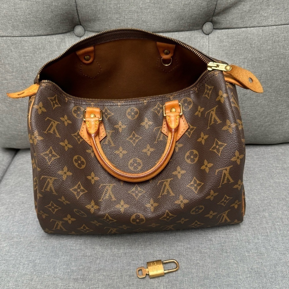 🔸Shop Preloved LUXURY on my Closet:Authenticity Guaranteed on $700+ Purc…​​​​ - Picture 8 of 16
